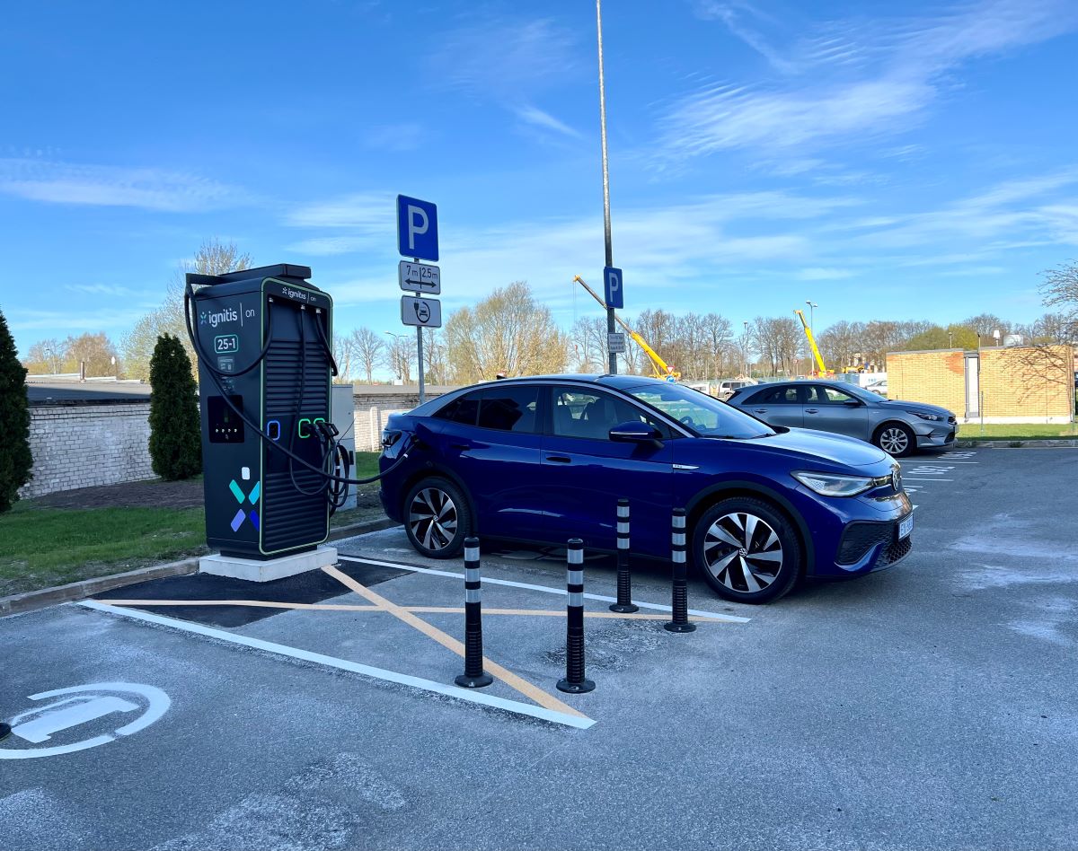 Atklāj līdz šim jaudīgāko elektroauto uzlādes staciju Latvijā