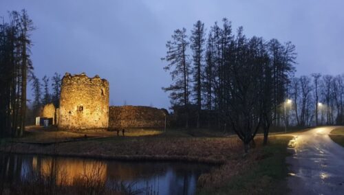 Pie Ērģemes pilsdrupām izbūvēti apgaismes stabi