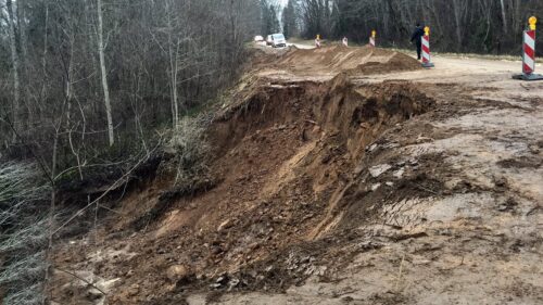 Nostiprina savulaik noslīdējušo ceļa nogāzi un ceļa klātni pie Ērgļiem