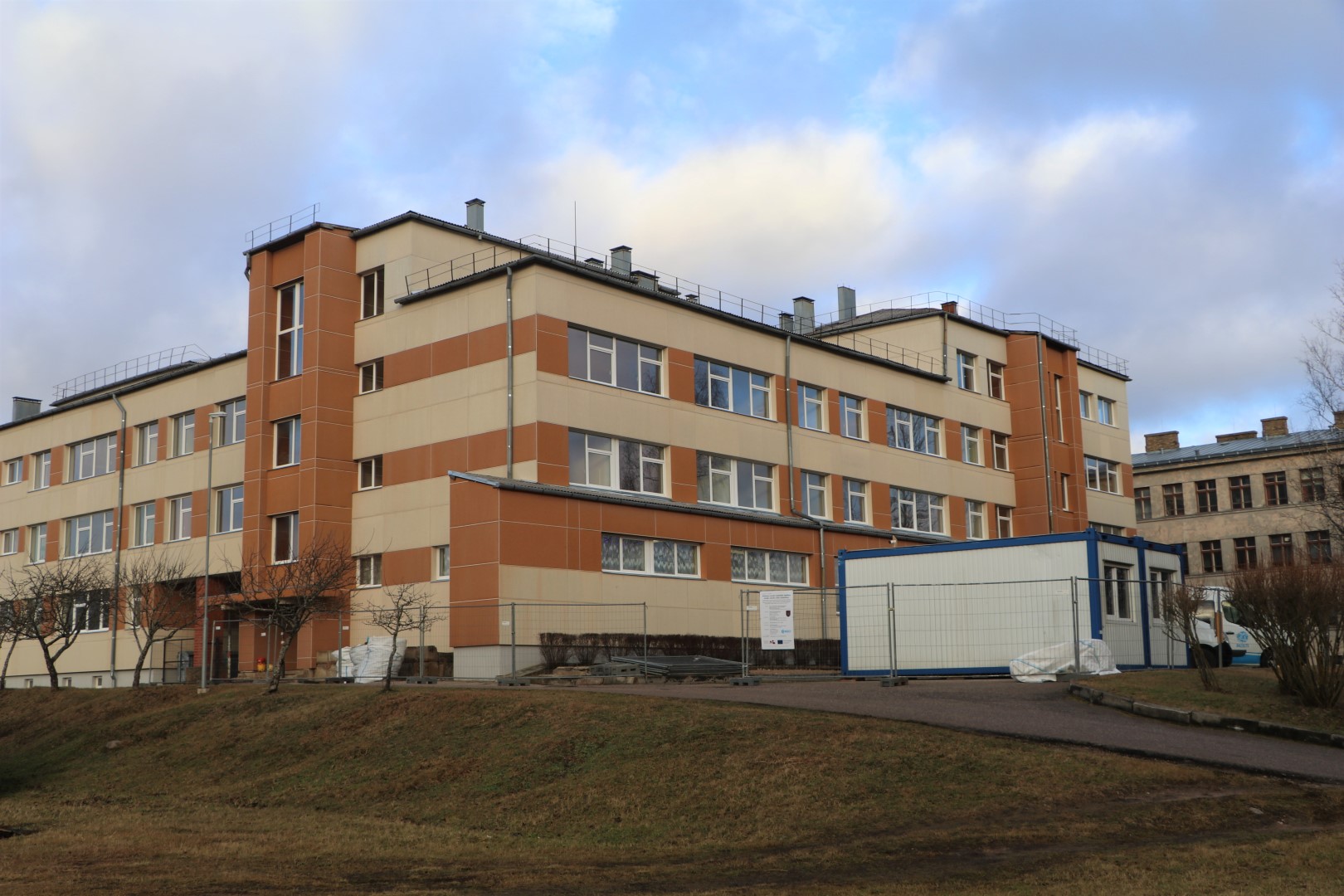 Alūksnes dome lauzusi ģimnāzijas ēkas pārbūves līgumu