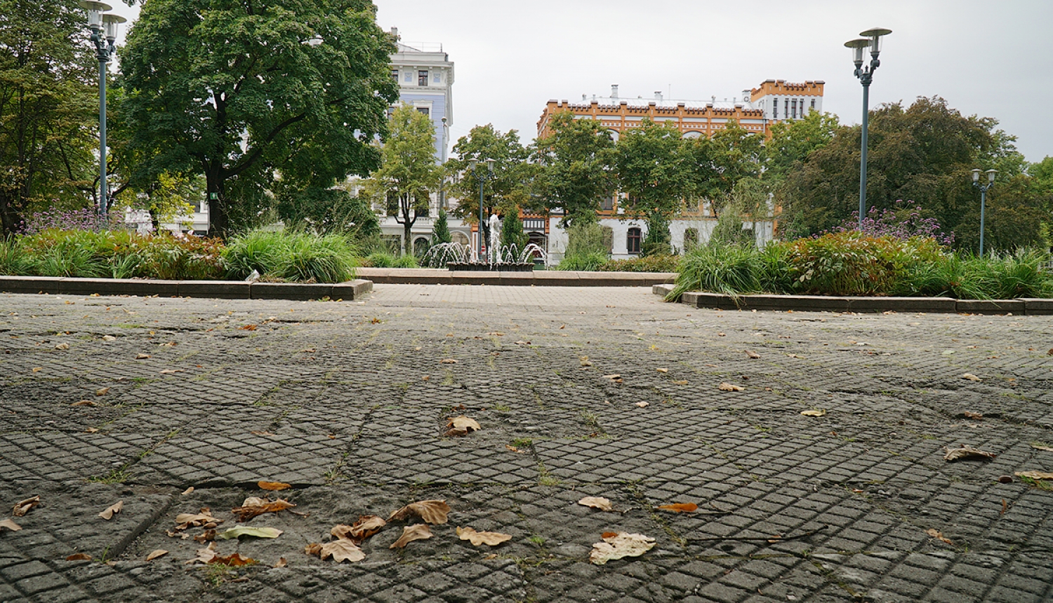 Esplanādē maina novecojušo celiņu segumu