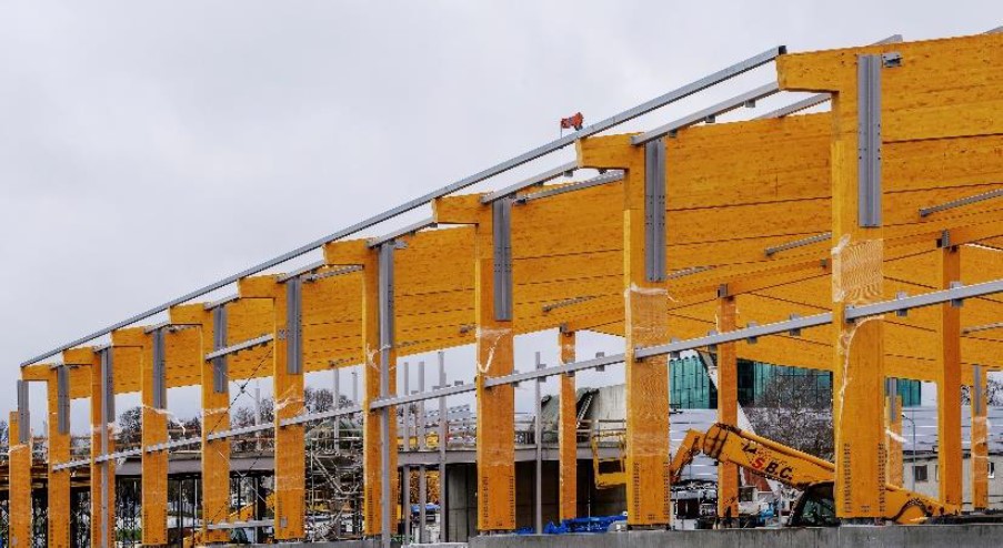 Atklās jaunu lielizmēra koka konstrukciju ēku Rīgā