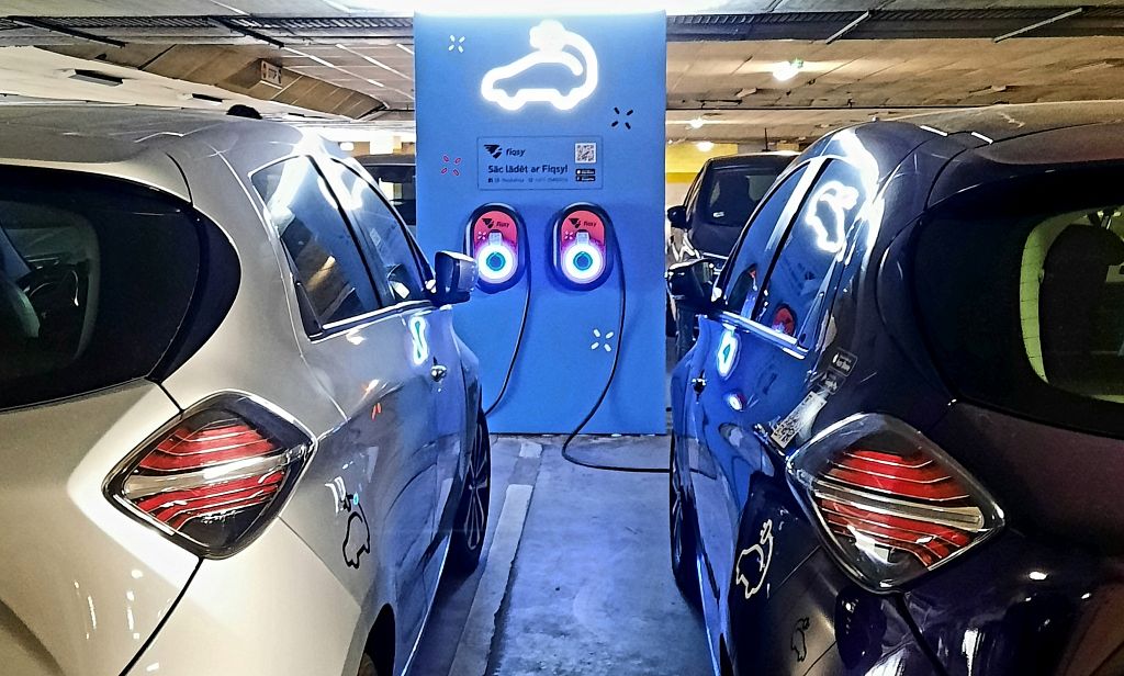 Atklāj divas elektrisko automobiļu uzlādes vietas Rīgā