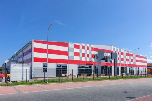 Ekspluatācijā nodota ekoloģiski draudzīgu iepakojumu ražotne Ventspils brīvostā