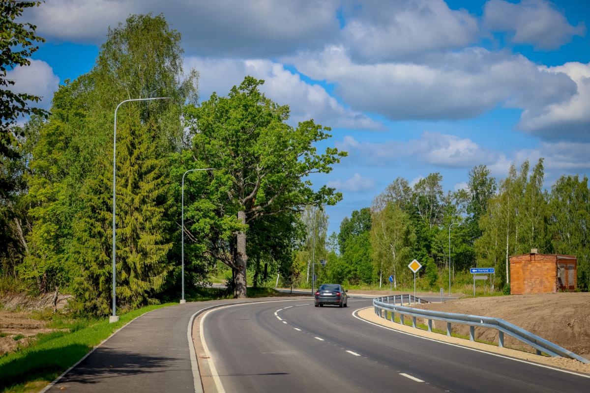 Svinīgi atklāts pārbūvētais reģionālā ceļa posms Alsviķos