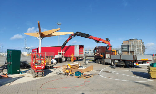 Koka konstrukcijas elektroauto stacijās