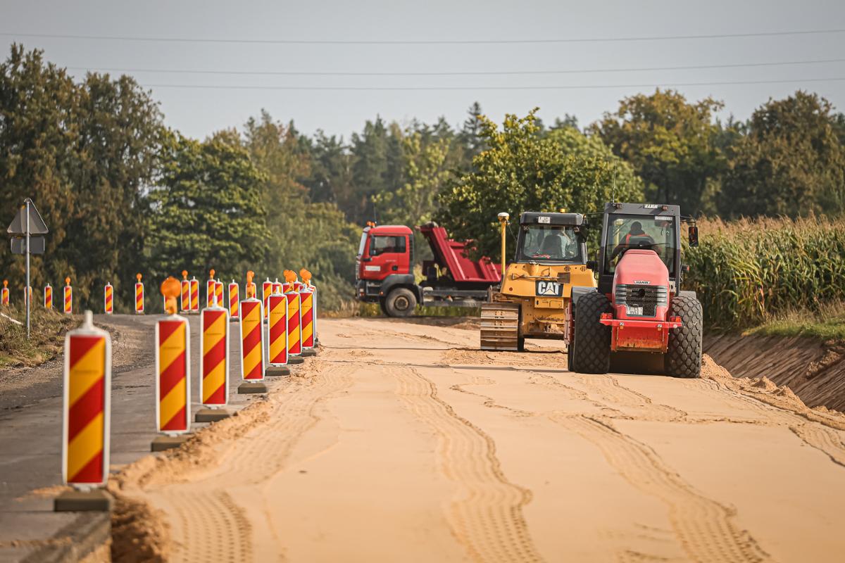 Turpinās ceļa būvdarbi uz reģionālā autoceļa no Vidrižiem līdz Lādes ezeram