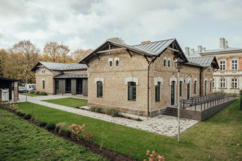 Liepājā par ārstniecības iestādi pārbūvēta vēsturiska dzīvojamā ēka Karostā