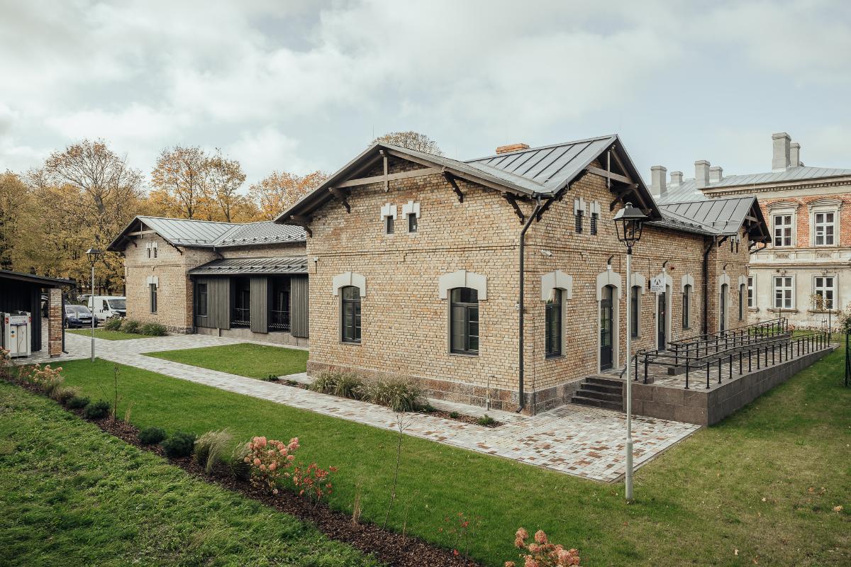 Liepājā par ārstniecības iestādi pārbūvēta vēsturiska dzīvojamā ēka Karostā