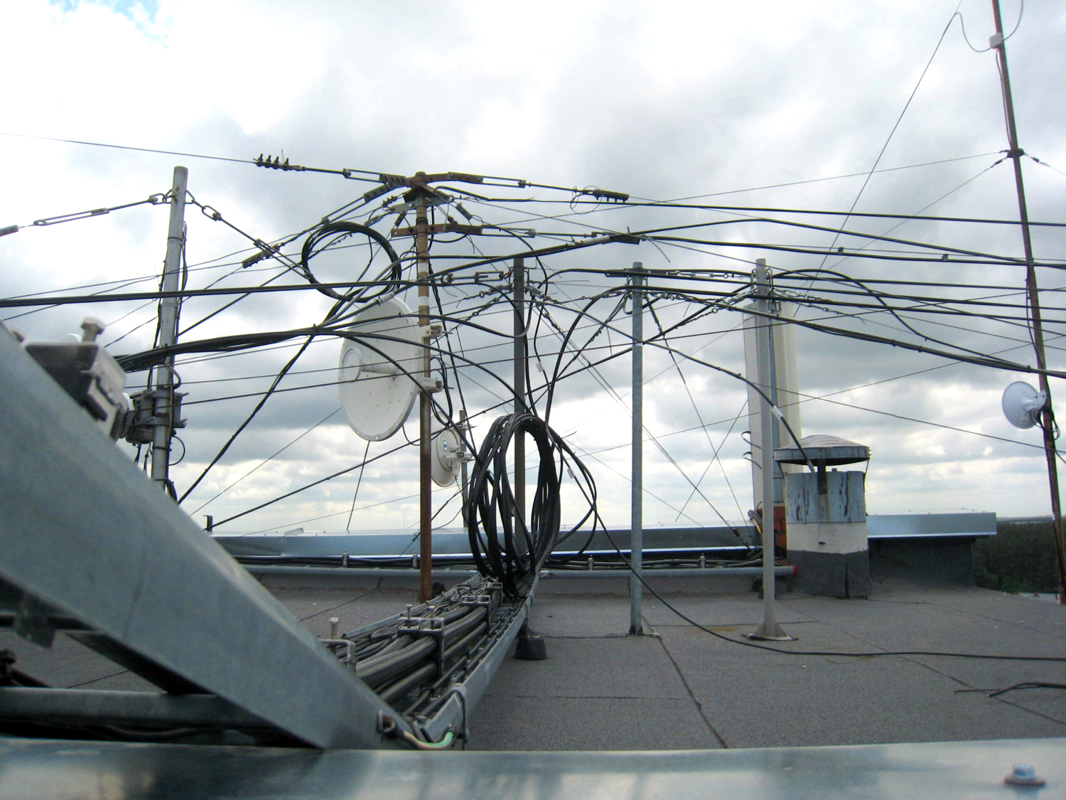 Demontēts pirmais nelegālais gaisa vads Rīgā