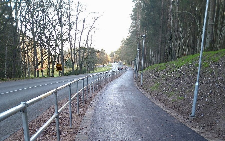 Tērvetē izbūvēts gājēju un velobraucēju celiņš