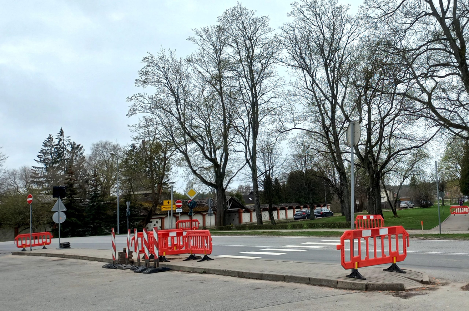 Carnikavā pie veikala “Mego” labiekārto gājēju pāreju