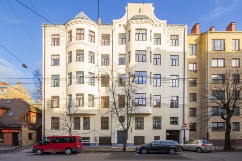 Renovēta vēsturiska nama fasāde Ģertrūdes ielā