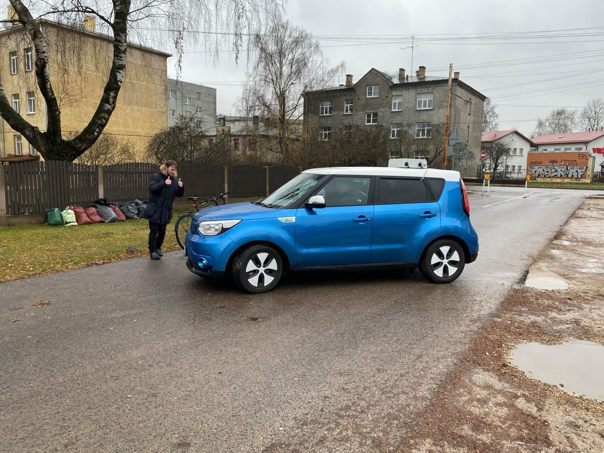 Demonstrē Latvijā pirmo attālināti vadāmo automašīnu