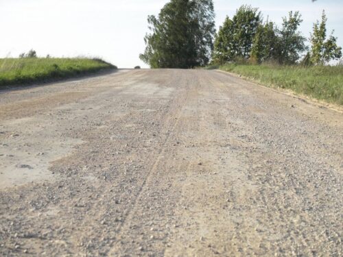 Autoceļam no Raunas līdz Drustiem ieklās vēl vienu virsmas apstrādes kārtu