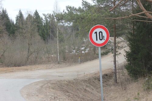 Šķīdoņa dēļ masas ierobežojumi noteikti 620 autoceļu posmos