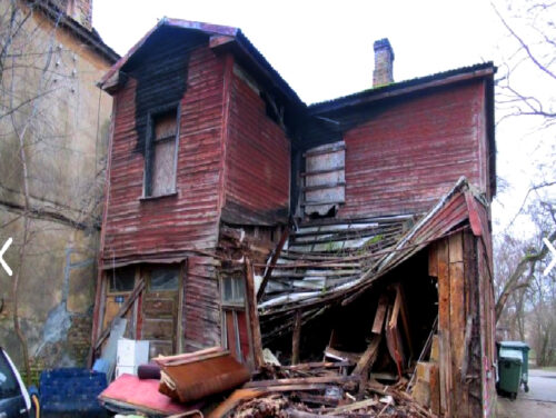 Piespiedu kārtā nojauks graustu Čiekurkalnā