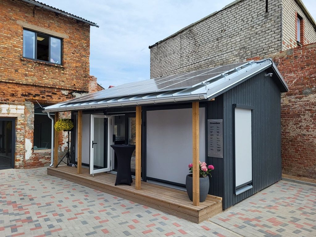 Liepājā atklāta viedā moduļu ēka “Green Box”