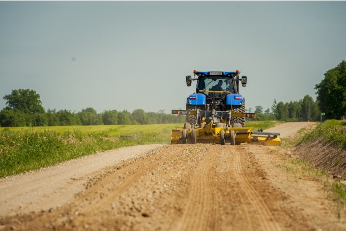 Uz grants ceļiem greiderēšana veikta vairāk nekā 77 000 km garumā