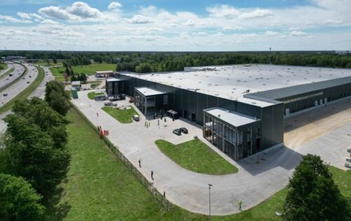 Atzīmēti spāru svētki topošajam loģistikas parkam pie Rīgas Starptautiskās lidostas