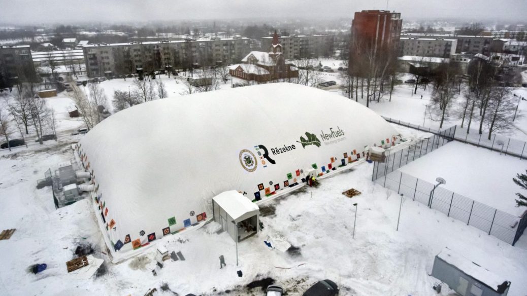 Rēzeknē uzstādīts slēgtās futbola halles piepūšamais kupols