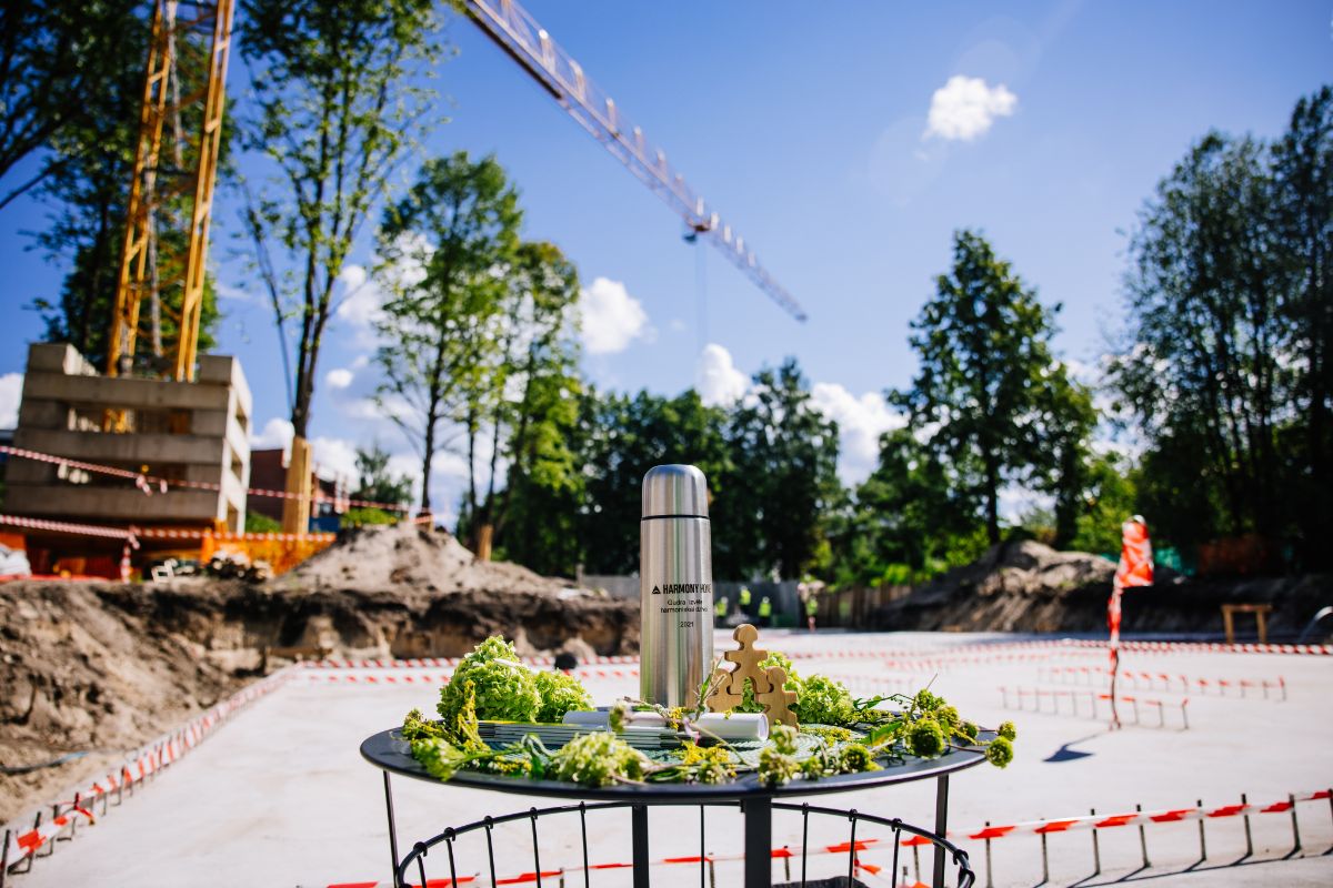 “Harmony Home” ēkas pamatos iemūrēta laika kapsula