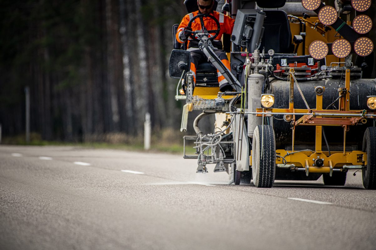 Uz valsts ceļiem atjauno horizontālo marķējumu