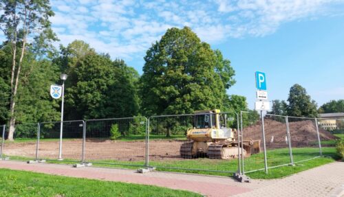 Sākti būvdarbi zaļā labirinta izveidei Iecavas muižas parkā