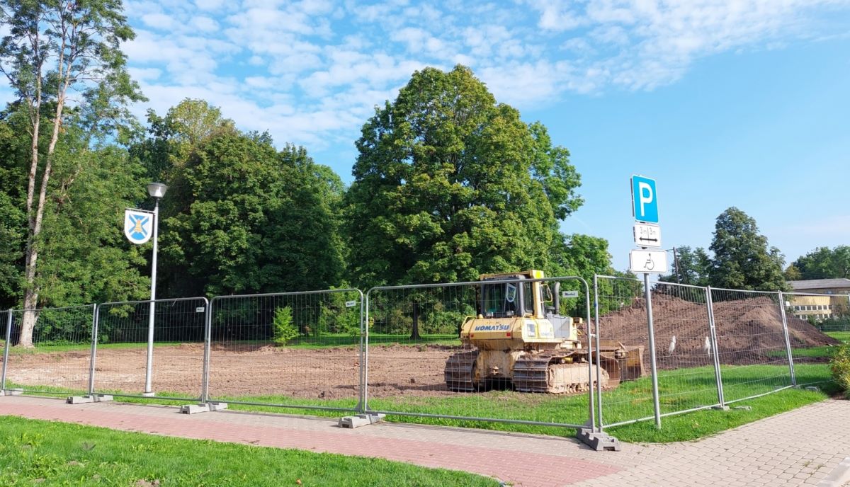 Sākti būvdarbi zaļā labirinta izveidei Iecavas muižas parkā