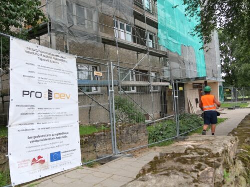 Deviņstāvu ēkā Iecavā sākti atjaunošanas būvdarbi