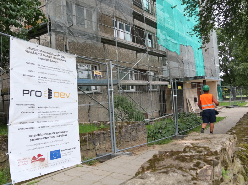 Deviņstāvu ēkā Iecavā sākti atjaunošanas būvdarbi