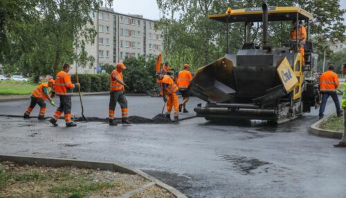 Rīgā turpinās ielu seguma atjaunošanas darbi