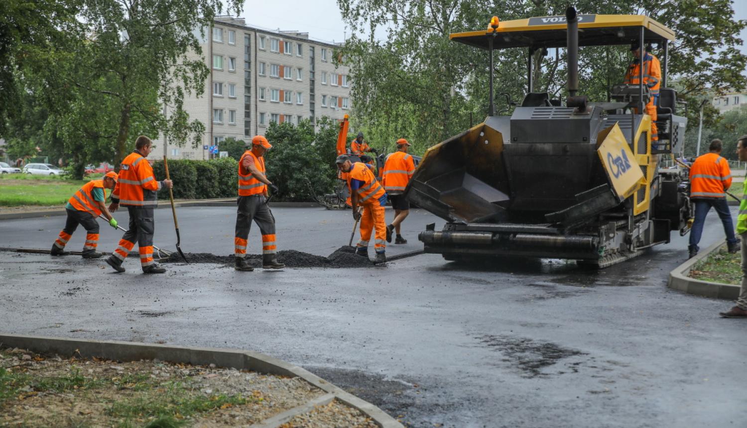 Rīgā turpinās ielu seguma atjaunošanas darbi