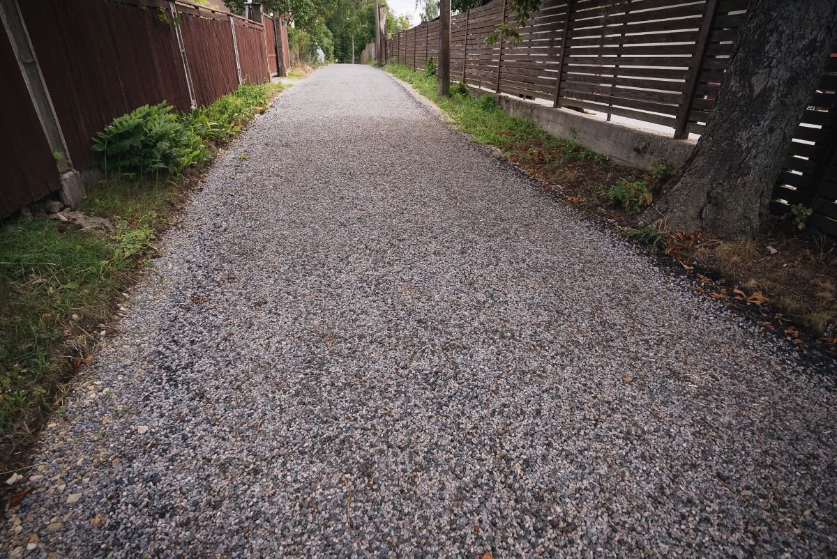 Šovasar Rīgā veikti uzlabošanas darbi ap 80 ielās ar grants segumu