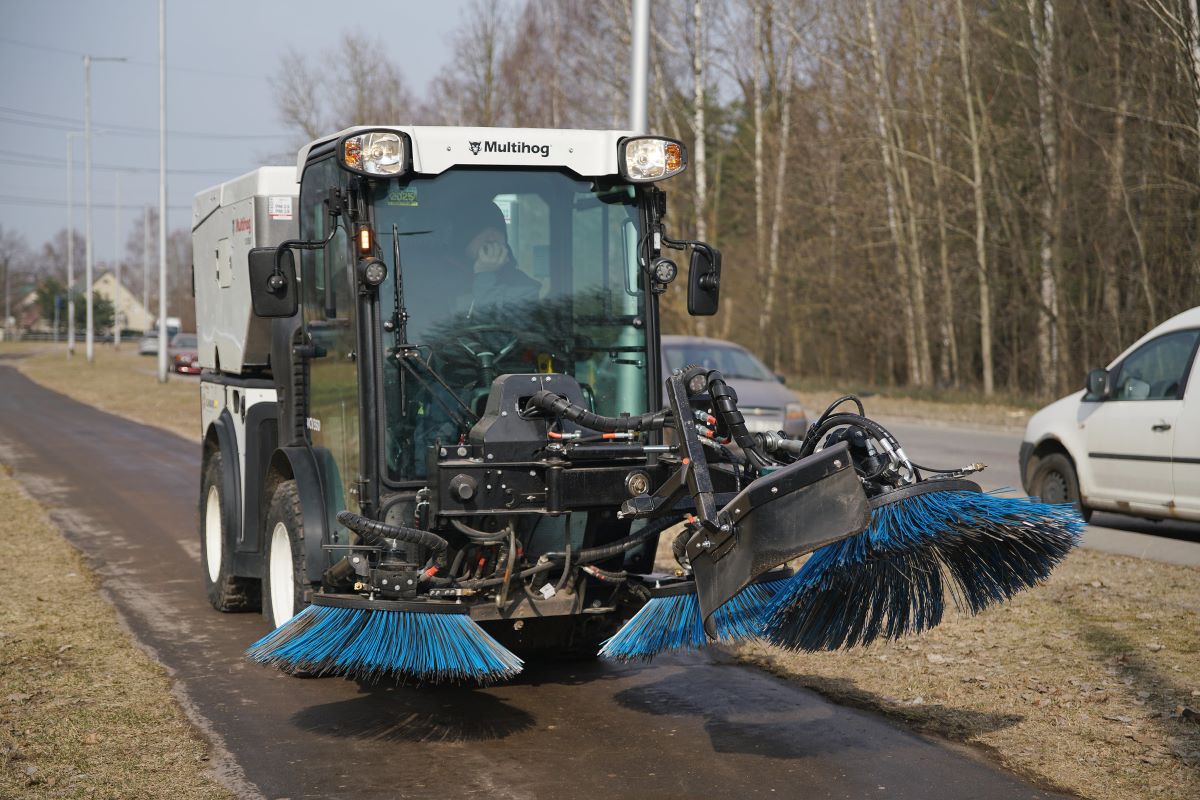 Pēc ziemas sezonas turpinās Rīgas brauktuvju sakopšanas darbi