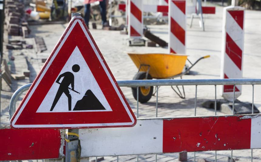 Rīgā turpinās vērienīga ielu seguma atjaunošana