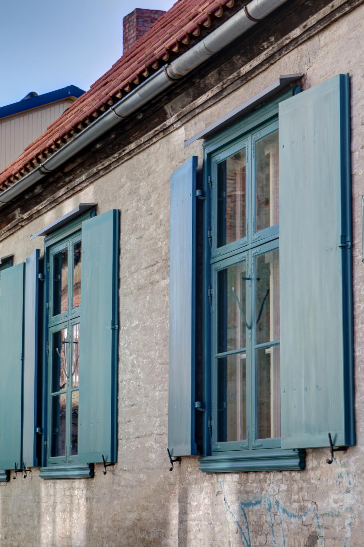 Atjaunoti septiņi vēsturiskie logi Miķeļa Golta namiņam Liepājā