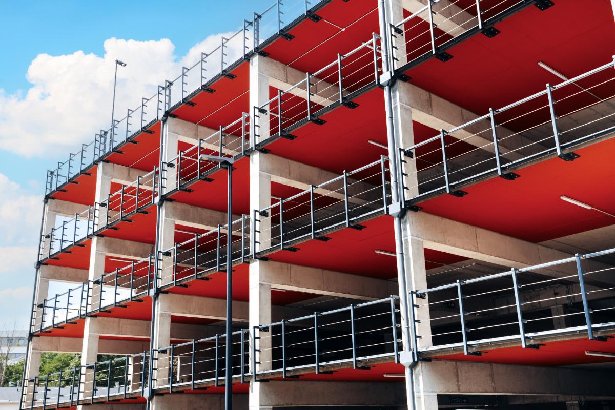 Ekspluatācijā nodota jauna daudzstāvu autostāvvieta Rīgā, Pārdaugavā