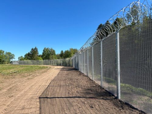 Izbūvēta gandrīz puse žoga uz Latvijas – Krievijas robežas