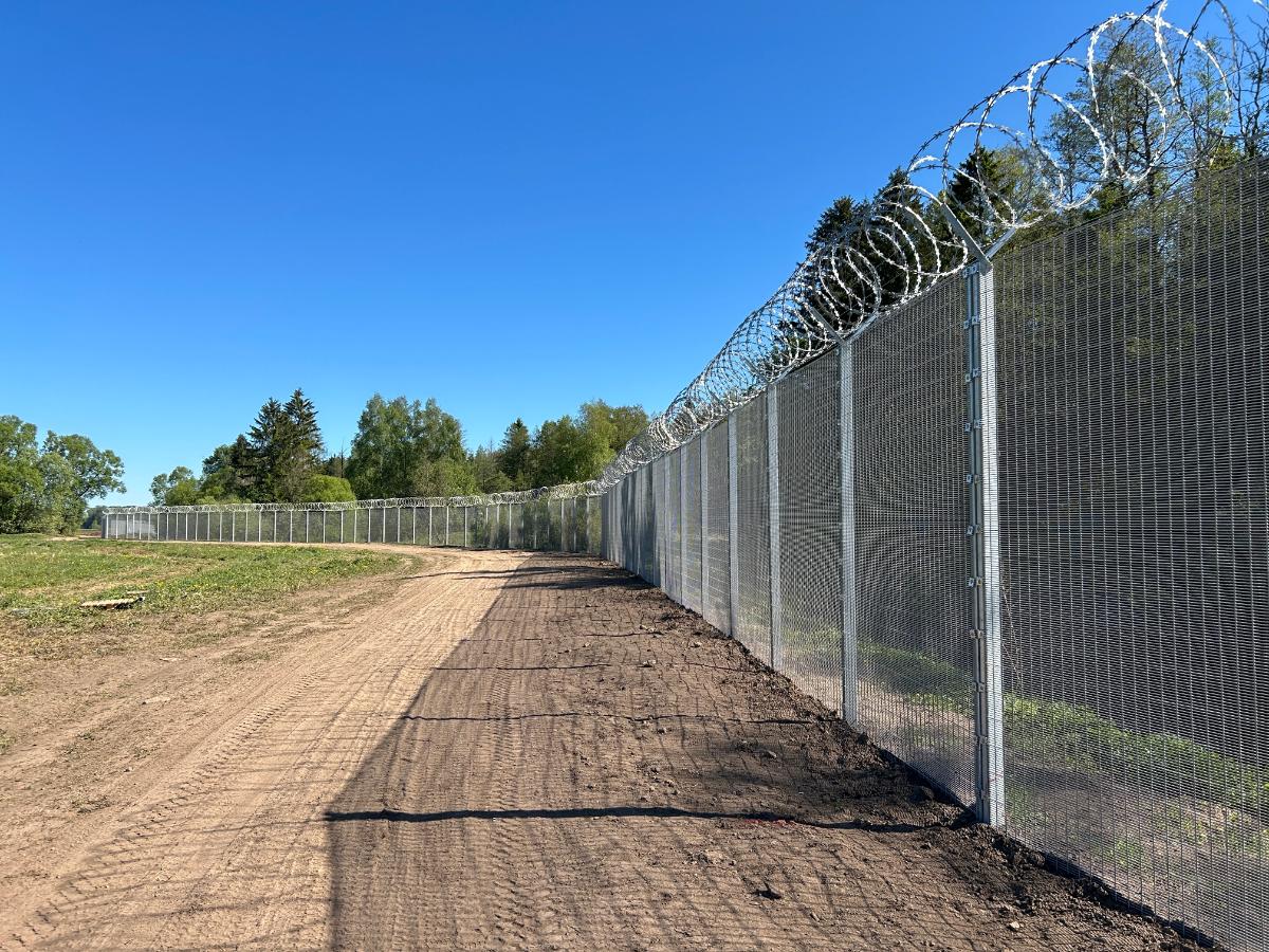 Izbūvēta gandrīz puse žoga uz Latvijas – Krievijas robežas