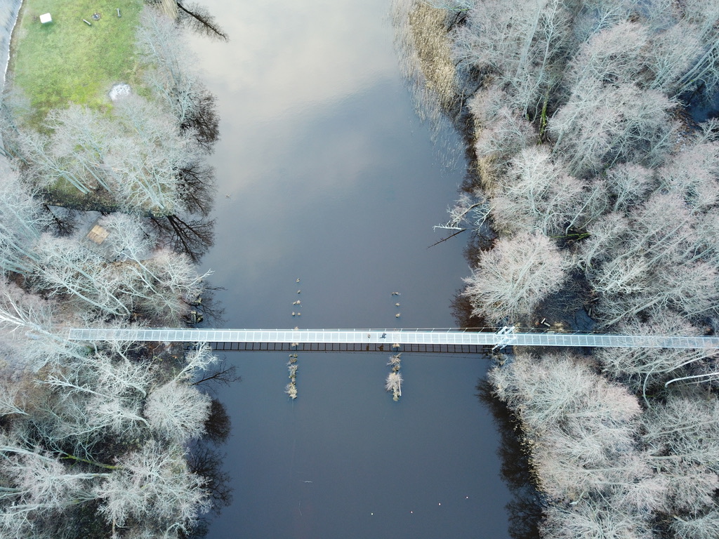 Atjaunots gājēju tilts pār Irbes upi