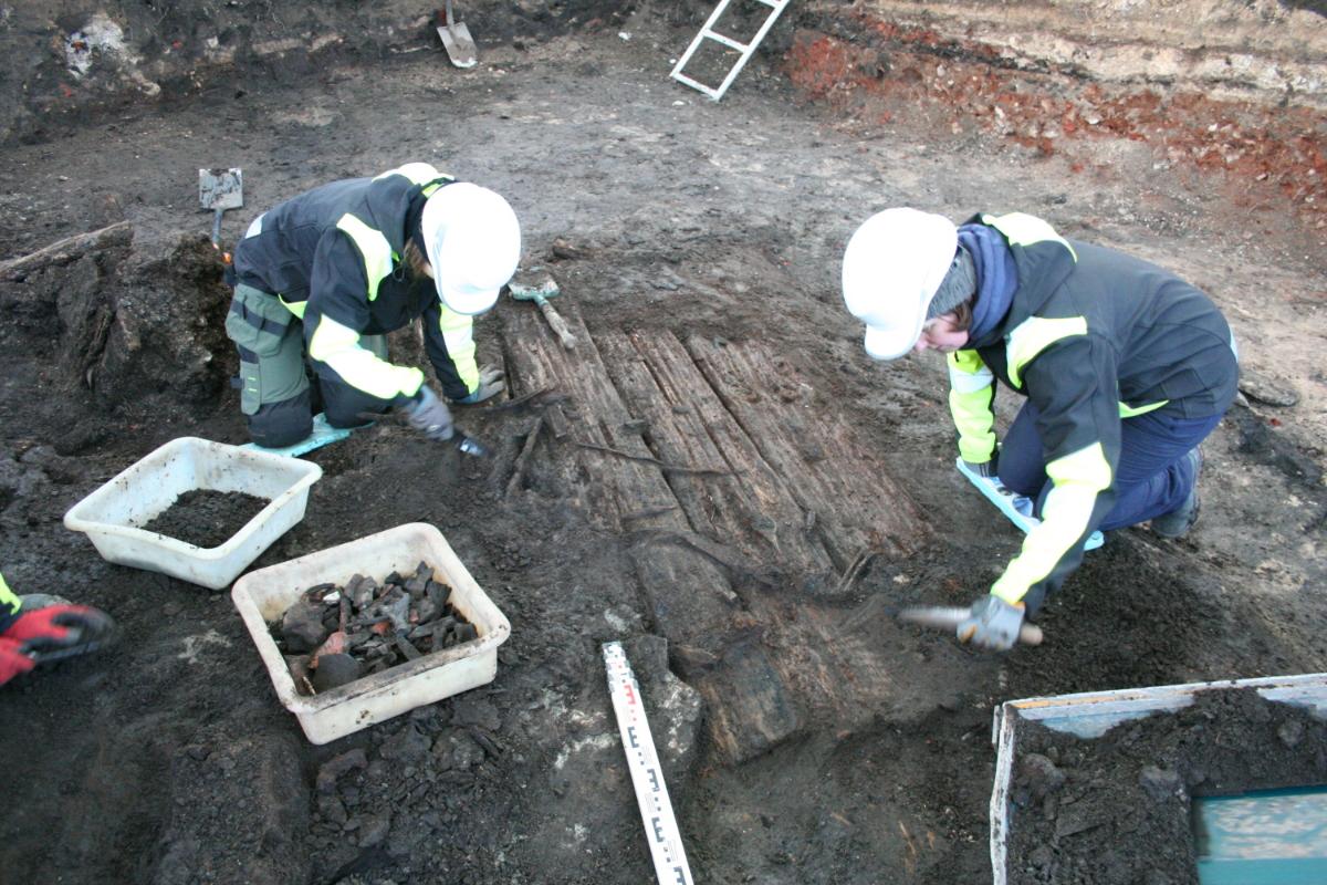 Aplūkojami jaunākie Rīgas pils apkārtnē iegūtie arheoloģiskie atradumi