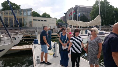 Kurzemē apskata vējdzirnavas, mūsdienu birojus, slimnīcu