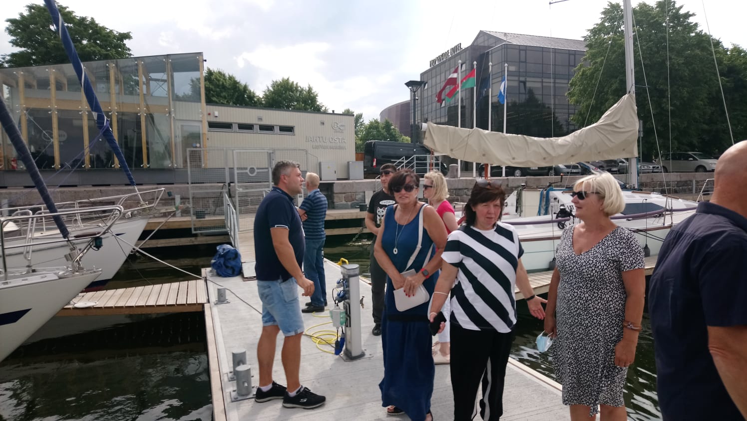 Kurzemē apskata vējdzirnavas, mūsdienu birojus, slimnīcu