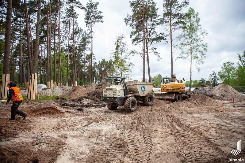 Kauguru parkā Jūrmalā sāk būvēt jauniešu māju