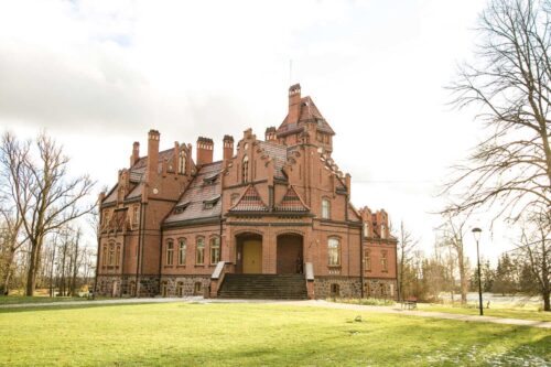 Noslēgušies vērienīgie Jaunmoku pils fasādes atjaunošanas darbi