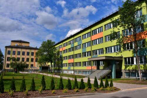 Pārbūvētajā Jēkabpils 2.vidusskolā nokritis griestu apmetums