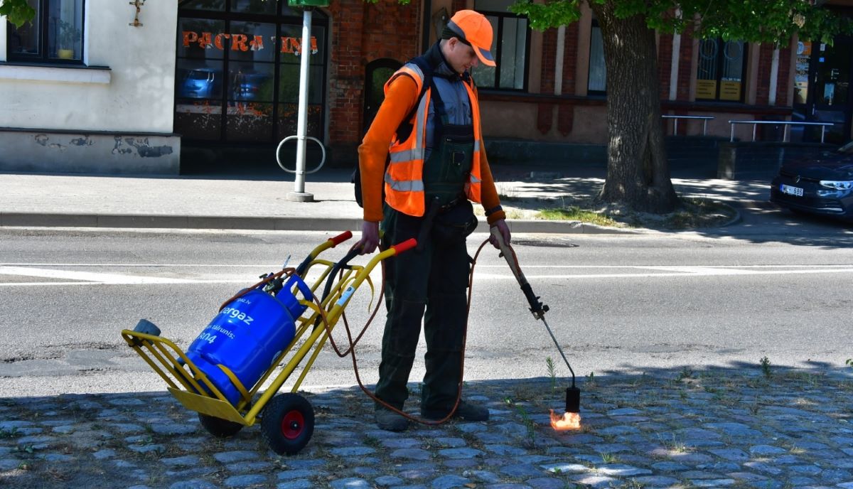 Jēkabpilī laukakmens bruģa tīrīšanai izmanto jaunu metodi