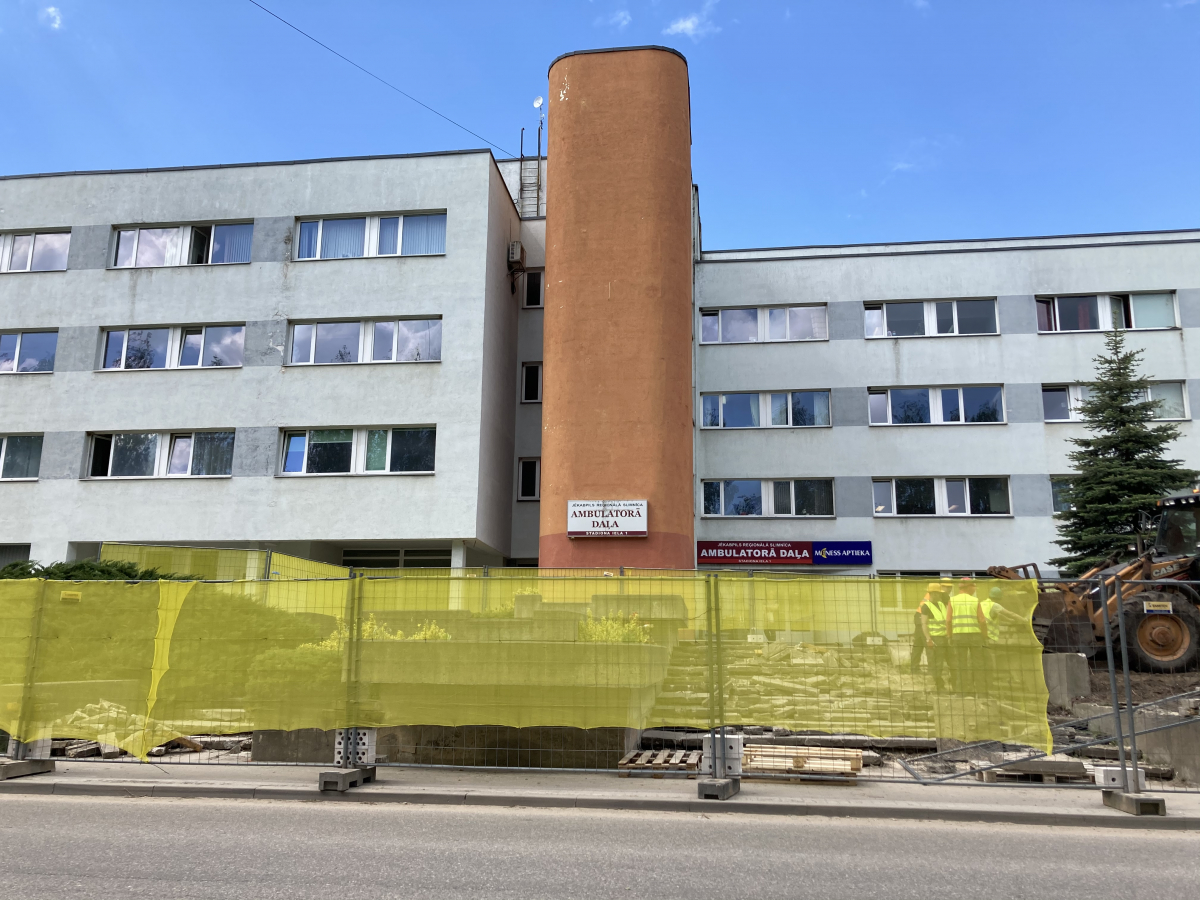 Pie Jēkabpils poliklīnikas pārbūvē kāpnes