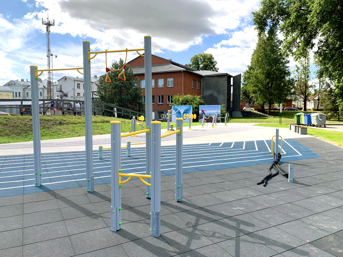 Jēkabpilī izbūvēts skeitparks un āra trenažieru laukums